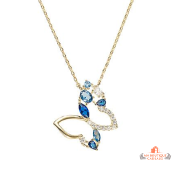 Collier pendentif papillon plaqué or avec pierres bleues – Carla Nogueres – Femme – 45 cm
