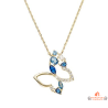 Collier pendentif papillon plaqué or avec pierres bleues – Carla Nogueres – Femme – 45 cm