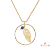Collier pendentif argent doré avec cercle, plume ajourée et pierre bleue – Carla Nogueres – 42+3 cm