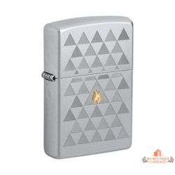 Briquet Zippo chrome satiné motif triangles flamme centrale garanti à vie
